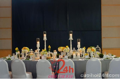 Dịch vụ cưới hỏi 24h trọn vẹn ngày vui chuyên trang trí nhà đám cưới hỏi và nhà hàng tiệc cưới | Trang trí bàn ký tên tông vàng ngọt ngào với nến và hoa tươi